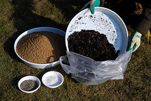 丈夫な透明のビニール袋に、均一に混ざるように、最初に軽い腐葉土を入れる