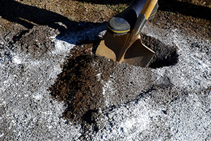 石灰を１㎡当たり100～200ｇ、全面にまき、ショベルで土とよく混ぜる