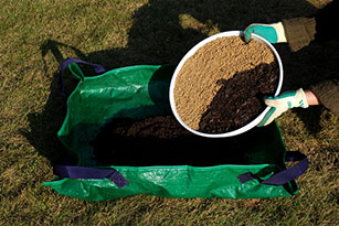 園芸シートなどに入れ、赤玉土６に腐葉土４の基本用土を古土全体の３割ほど混ぜ合わせる